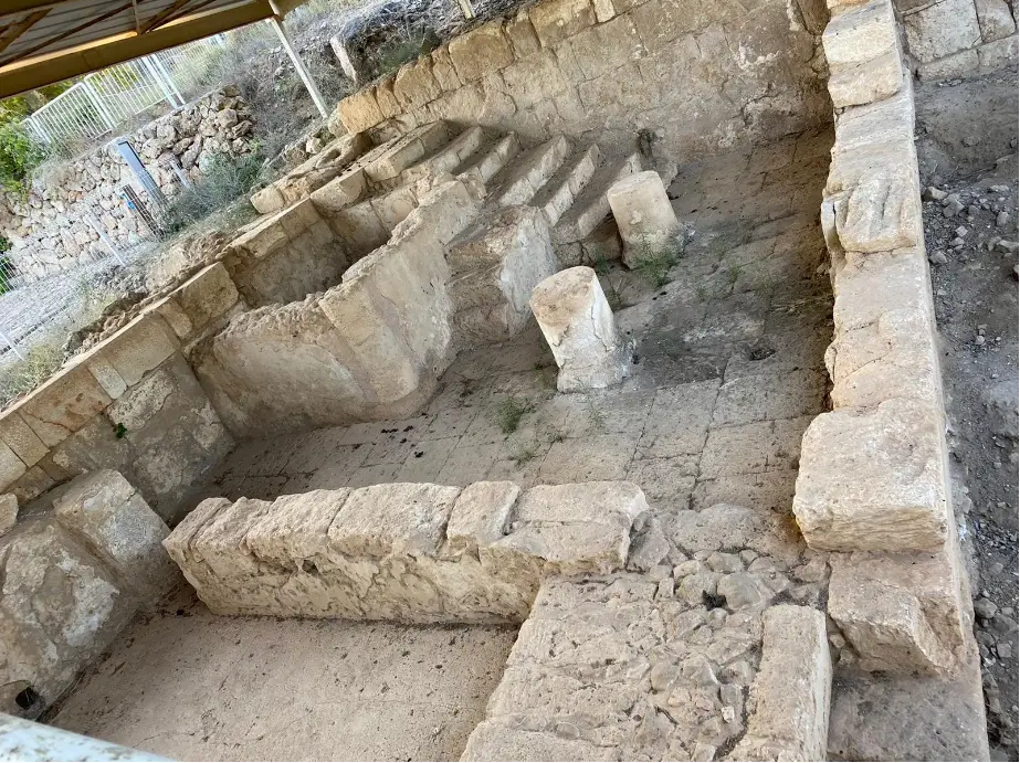 חורבות אבן עתיקות עם פריסה מלבני וקירות שלמים חלקית מפארים את האטרקציה הצפונית הזו. האתר, אליו פוקדים מטיילים בישראל בשל התככים ההיסטוריים שלו, כולל מדרגות ועמוד מרכזי. אבק וסלעים פזורים ברחבי האזור, לוחשים סיפורים של פעם.