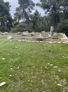 בלב הטבע, חורבות אבן עתיקות יוצרות מעגל מסתורי על מרחב עשב. בין אבנים פזורות, זקיף אחד גבוה ניצב גאה מתחת לשמים המעוננים - סמל הרפתקאות למי שמתענג על חוויות בטבע בישראל.