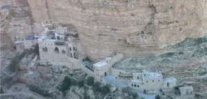 מנזר שנבנה על פני צוק מחוספס, הכולל מבני אבן וקשתות, מציע את אחד האטרקציות הייחודיות ביותר. מתמזגים בהרמוניה עם הסביבה הסלעית והצמחייה הדלילה, שבילים מחברים את המבנים במקום מומלץ לטיול זה המציגים את יופיו של הטבע.