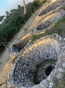 באזור כפרי ציורי ניצבת שורה של מבני אבן עגולים כפריים בינות לצמחייה עבותה ועצים פזורים. תצורות מקסימות אלו, שטופות באור שמש רך, משמשות כאטרקציות ייחודיות - מושלמות למטיילים בישראל המחפשים מקומות מומלצים לטייל בהם.