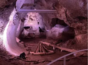 פנים מערה מואר הכולל מעגל של בולי עץ המזכירים סצנת מדורה מחייה את חוויות בטבע בישראל. הקירות המחוספסים, המודגשים על ידי תאורה סגולה, מוסיפים תככים, בעוד מעקה מתכת מציץ מהפינה הימנית התחתונה, מנחה את החוקרים דרך פלא הטבע הזה.