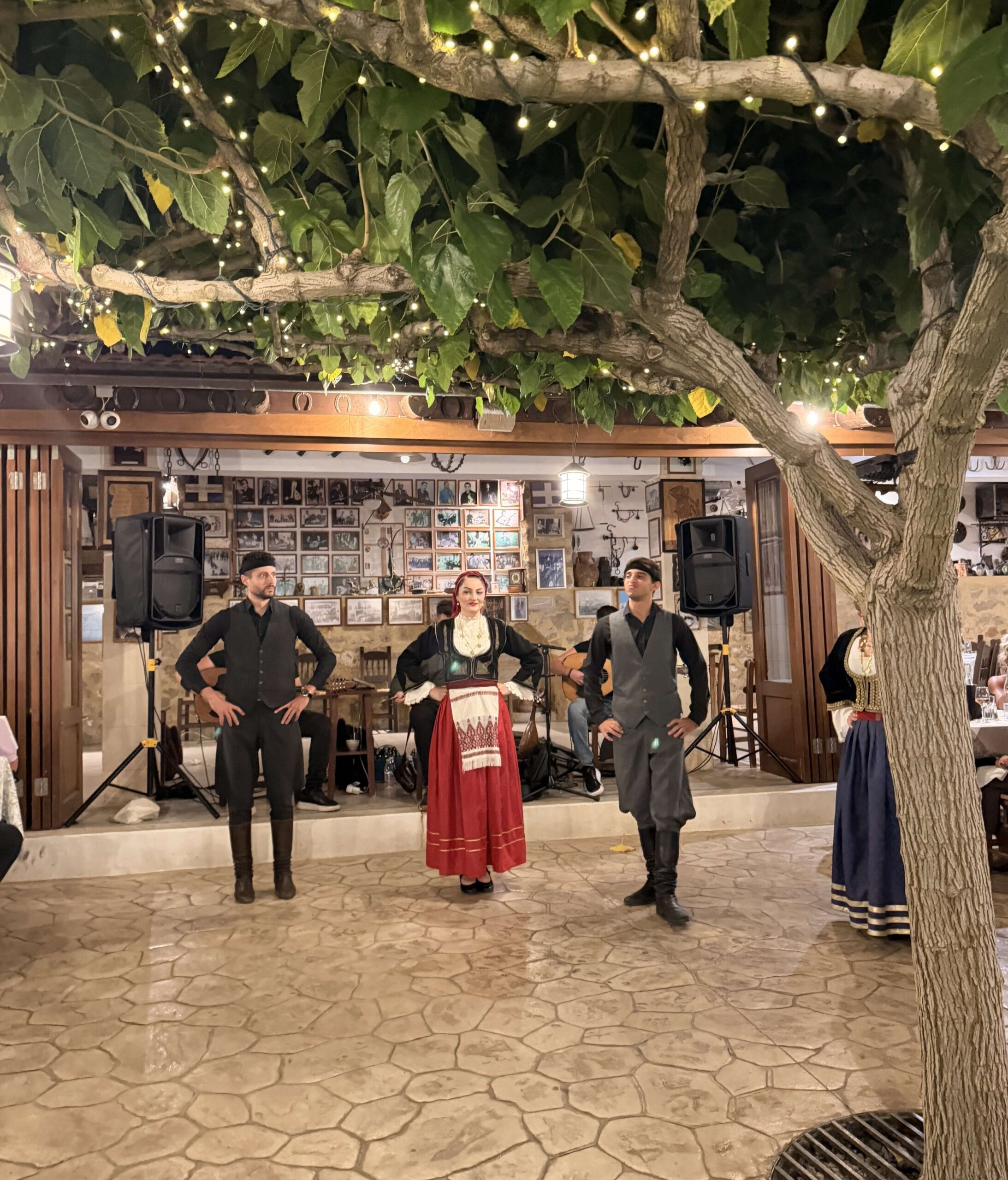 מוזיקה וריקודים כרתיים מסורתיים ב-Poliou House ליד רתימנו