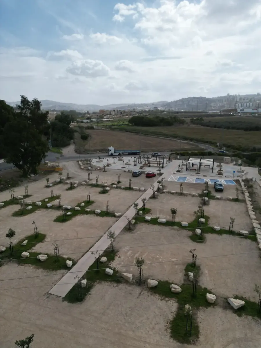 מבט מהאוויר על חניון עינות ציפורי ופינות הישיבה