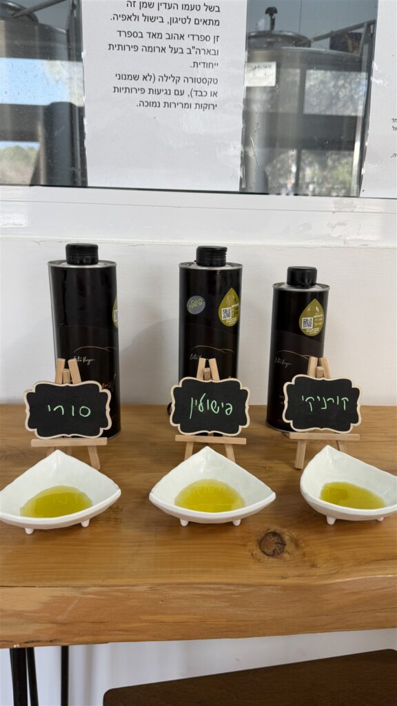שלושה בקבוקי שמן זית וקעריות טעימה